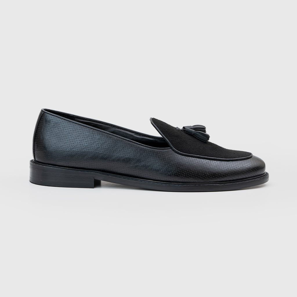 PERFORATED SLIP-ONS WITH TASSEL
