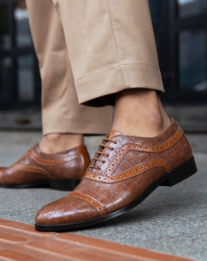 OXFORD SHOES WITH BROGUE DETAIL